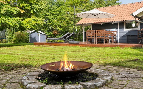 Elenor - 1.3Km from the Sea: Giardino, Prato, Villetta, Groundcover, Mobili Da Esterno, Backyard, Cortile, Shade, Landscaping, Agriturismo