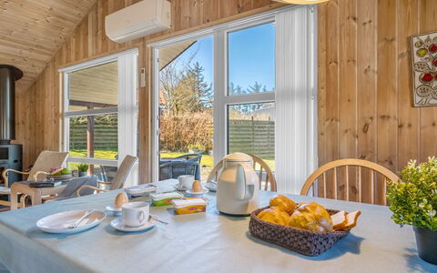 Heika - 6.8Km from the Sea: Mobilia, Legna, Interior Design, Pavimentazione, Pavimento, Sedia, Camera, Soffitto, Soggiorno, Appartamento