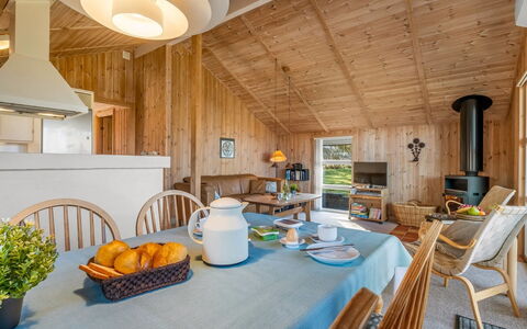 Heika - 6.8Km from the Sea: Mobilia, Legna, Interior Design, Pavimentazione, Pavimento, Sedia, Camera, Soffitto, Soggiorno, Appartamento