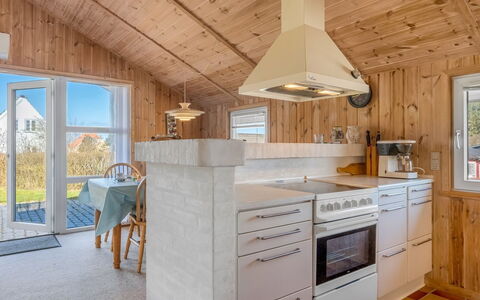 Heika - 6.8Km from the Sea: Cucina, Legna, Soffitto, Controsoffitto, Pavimentazione, Elettrodomestico Da Cucina, Interior Design, Mobilia, Cabinetry, Apparecchio Major