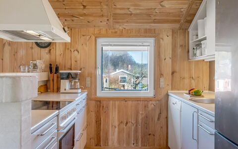 Heika - 6.8Km from the Sea: Cucina, Controsoffitto, Elettrodomestico Da Cucina, Legna, Apparecchio Major, Soffitto, Pavimentazione, Interior Design, Cabinetry, Lavandino Della Cucina