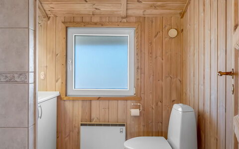 Heika - 6.8Km from the Sea: Pavimentazione, Legna, Pavimento, Idraulico Fixture, Interior Design, Toilet Seat, Gabinetto, Bagno, Camera, Soffitto