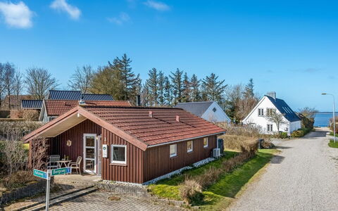 Heika - 6.8Km from the Sea: Mobilia, Legna, Interior Design, Pavimentazione, Pavimento, Sedia, Camera, Soffitto, Soggiorno, Appartamento