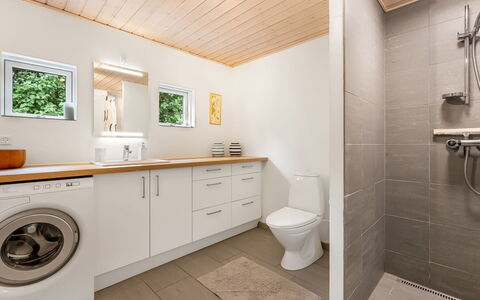 Hava - 250M from the Sea: Pavimentazione, Interior Design, Pavimento, Legna, Idraulico Fixture, Soffitto, Camera, Bagno, Idraulico, Lavello