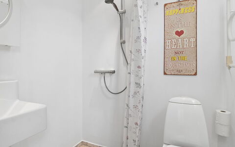 Ljubinka - 5M from the Sea: Bagno, Idraulico Fixture, Parete, Pavimentazione, Interior Design, Pavimento, Gabinetto, Toilet Seat, Idraulico, Camera
