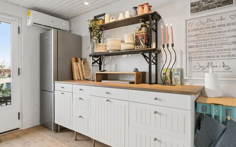 Ljubinka - 5M from the Sea: Cucina, Mobilia, Cabinetry, Legna, Interior Design, Controsoffitto, Elettrodomestico Da Cucina, Pavimentazione, Credenza, Cassetto