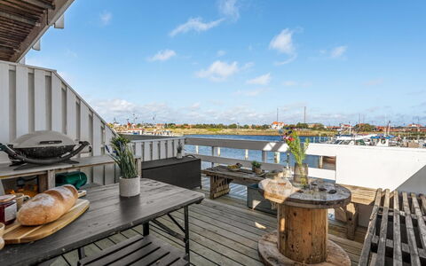 Ljubinka - 5M from the Sea: Cielo, Nube, Deck, Plank, Latifoglie, Balcone, Dock, Boardwalk, Pavimento In Legno, Cumulo