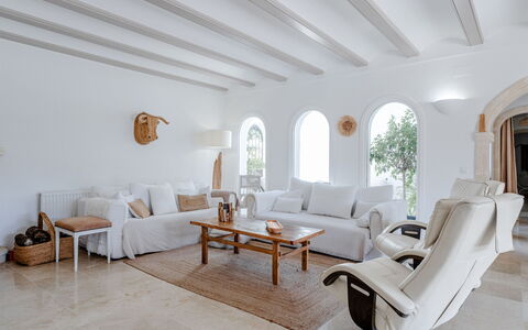Tika: Mobilia, Divano, Parete, Interior Design, Pavimentazione, Casa, Soggiorno, Pavimento, Appartamento, Camera