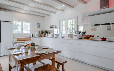 Tika: Mobilia, Cucina, Interior Design, Controsoffitto, Pavimentazione, Legna, Soffitto, Cabinetry, Pavimento, Casa