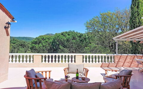 Villa Solhyllan: Mobilia, Legna, Mobili Da Esterno, Tavolo, Tavolo Esterno, Sedia, Cucina & Sala Da Pranzo Tavolo, Deck, Latifoglie, Portico