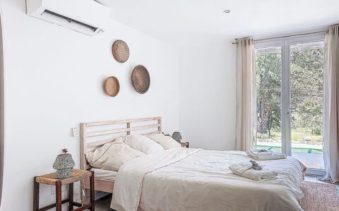 Villa Solhyllan: Letto, Mobilia, Bedding, Camera Da Letto, Lenzuolo, Interior Design, Legna, Biancheria, Pavimento, Pavimentazione