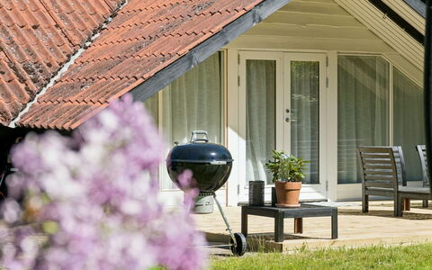 Petkana - 4Km from the Sea: Tetto, Villetta, Casa, Groundcover, Giardino, Shade, Raccordo, Edifici Giardino, Prato, Cortile