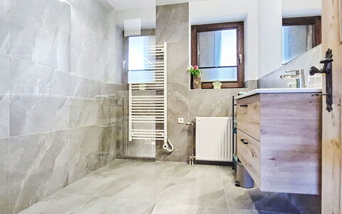 Panoramablick Tauern: Pavimentazione, Pavimento, Piastrella, Soffitto, Idraulico Fixture, Marmo, Materiali Naturali, Idraulico, Bagno