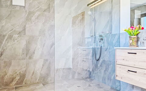 Panoramablick Tauern: Pavimentazione, Pavimento, Piastrella, Interior Design, Materiale Composito, Idraulico Fixture, Bagno, Marmo
