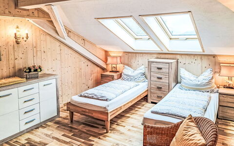 Apt. Luna: Mobilia, Camera Da Letto, Interior Design, Letto, Legna, Pavimento, Pavimentazione, Lenzuolo, Bedding, Camera