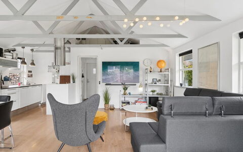 Sida - 1.5Km from the Sea: Mobilia, Legna, Interior Design, Pavimentazione, Pavimento, Sedia, Camera, Soffitto, Soggiorno, Appartamento