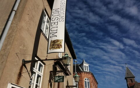 Cedomir - 400M from the Sea: Parete, Cartello, Banner