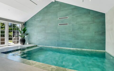 Goti - 400M from the Sea: Pavimentazione, Pavimento, Piscina, Interior Design, Piastrella, Materiale Composito, Materiali Naturali, Idraulico Fixture, Ricorrere, Vasca Da Bagno