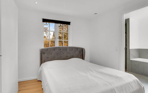 Goti - 400M from the Sea: Letto, Camera Da Letto, Mobilia, Bedding, Interior Design, Pavimentazione, Pavimento, Lenzuolo, Legna, Soffitto