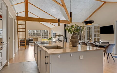 Goti - 400M from the Sea: Cucina, Legna, Soffitto, Mobilia, Interior Design, Controsoffitto, Pavimentazione, Lampada, Illuminazione, Sedia