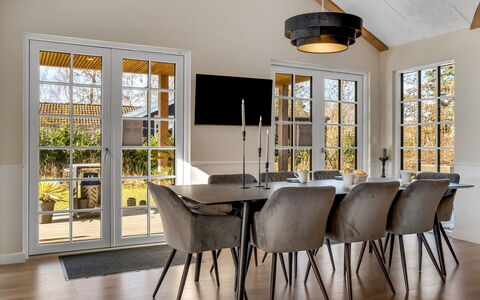 Goti - 400M from the Sea: Mobilia, Interior Design, Pavimentazione, Sedia, Pavimento, Tavolo, Sala Da Pranzo, Legna, Pavimento In Legno, Cucina & Sala Da Pranzo Tavolo