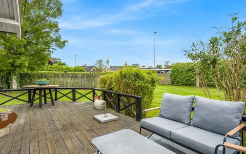 Bo - 250M from the Sea: Mobilia, Mobili Da Esterno, Pavimento In Legno, Deck, Giardino, Sedia, Tavolo Esterno, Latifoglie, Shade, Plank