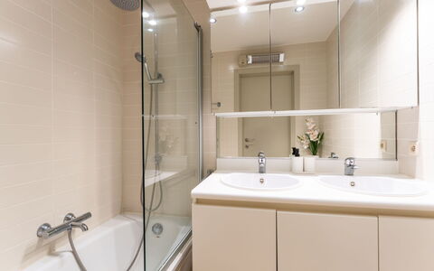 Casa Camille i with Parking: Bagno, Lavandino Del Bagno, Idraulico Fixture, Pavimentazione, Parete, Interior Design, Pavimento, Lavello, Specchio, Rubinetto