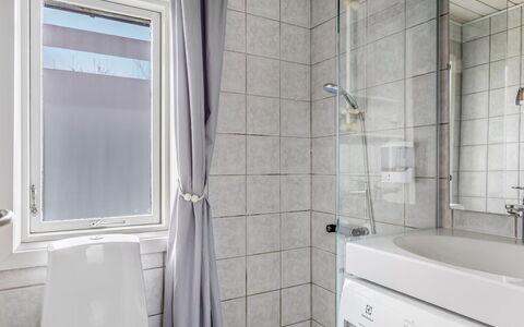 Friderica - 30Km from the Sea: Pavimentazione, Pavimento, Idraulico Fixture, Interior Design, Bagno, Lavello, Idraulico, Soffitto, Rubinetto, Camera