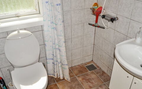 Friderica - 30Km from the Sea: Toilet Seat, Bagno, Gabinetto, Idraulico Fixture, Pavimentazione, Pavimento, Lavandino Del Bagno, Interior Design, Lavello, Idraulico