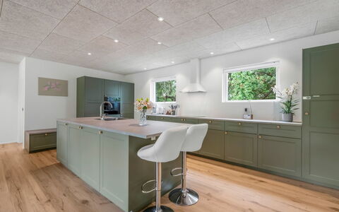Helina - 250M to the Fjord: Pavimentazione, Interior Design, Cucina, Soffitto, Legna, Controsoffitto, Pavimento, Lampada, Cabinetry, Mobilia