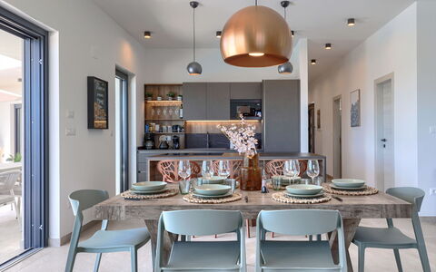 Florinda: Mobilia, Interior Design, Pavimentazione, Sedia, Cucina & Sala Da Pranzo Tavolo, Sala Da Pranzo, Legna, Lampada, Tavolo, Soffitto