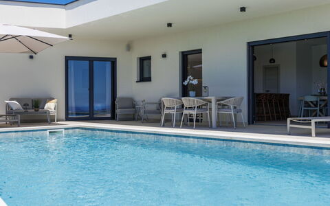 Florinda: Piscina, Blu, Mobili Da Esterno, Mobilia, Ricorrere, Zona Residenziale, Materiale Composito, Pavimento, Casa, Estate