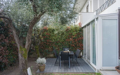 Casa a Un Passo dal Mare: Appartamento, Urban Design, Condominio, Calcestruzzo, Balcone, Illuminazione Diurna, Gesso