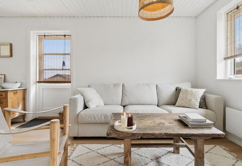 Maksimilian - 300M from the Sea: Mobilia, Legna, Pavimentazione, Interior Design, Pavimento, Divano, Soggiorno, Tavolo, Casa, Camera