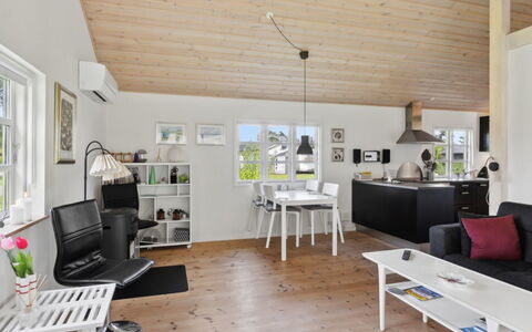 Annelouise - 180M to the Fjord: Mobilia, Legna, Interior Design, Pavimentazione, Pavimento, Sedia, Camera, Soffitto, Soggiorno, Appartamento