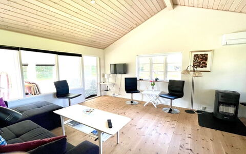 Annelouise - 180M to the Fjord: Mobilia, Legna, Interior Design, Pavimentazione, Pavimento, Sedia, Camera, Soffitto, Soggiorno, Appartamento