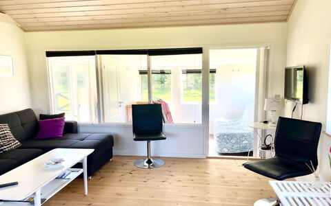Annelouise - 180M to the Fjord: Mobilia, Legna, Interior Design, Pavimentazione, Pavimento, Sedia, Camera, Soffitto, Soggiorno, Appartamento