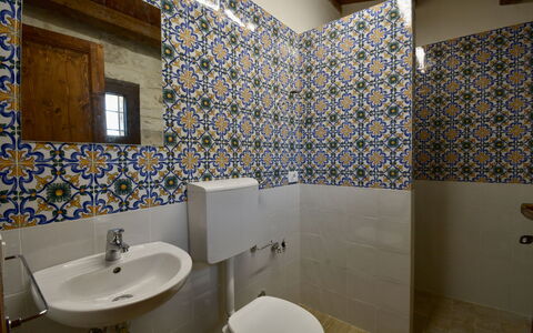 Villa Palmento by Geco Vacation Rentals: Pavimentazione, Bagno, Pavimento, Piastrella, Idraulico Fixture, Interior Design, Mosaico, Toilet Seat, Idraulico, Gabinetto