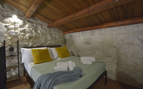Villa Palmento by Geco Vacation Rentals: Parete, Camera Da Letto, Interior Design, Pavimentazione, Letto, Pavimento, Casa, Soffitto, Lenzuolo, Bedding