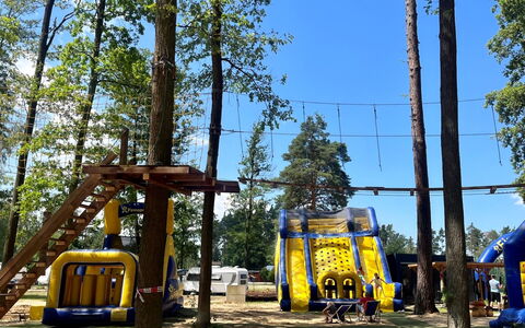 Hradec Kralove 4: Albero, Ricreazione, Attrezzatura Giochi All'Aperto, Spazio Pubblico, Insediamento Umano, Tempo Libero, Divertimento, Terreno Di Gioco, Shade, Parco