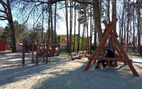 Hradec Kralove 4: Albero, Legna, Attrezzatura Giochi All'Aperto, Spazio Pubblico, Ricreazione, Insediamento Umano, Terreno Di Gioco, Campo Da Giuoco, Shade, Tempo Libero