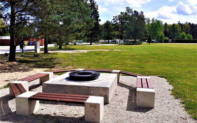 Hradec Kralove 4: Spazio Pubblico, Panchina, Banco, Parco, Mobili Da Esterno, Giardino, Prato, Tavolo Da Picnic, Shade