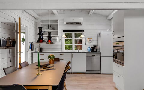 Jalina - 30Km from the Sea: Pavimentazione, Cucina, Mobilia, Legna, Pavimento In Legno, Interior Design, Pavimento, Soffitto, Apparecchio Major, Elettrodomestico Da Cucina