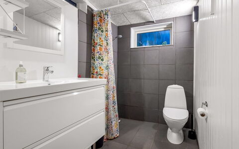 Niels - 1.3Km from the Sea: Pavimentazione, Idraulico Fixture, Pavimento, Interior Design, Lavello, Idraulico, Mobiletto Del Bagno, Gabinetto, Piastrella, Bagno
