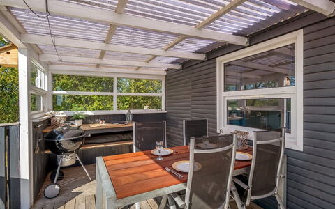 Niels - 1.3Km from the Sea: Legna, Mobili Da Esterno, Portico, Deck, Latifoglie, Struttura Esterna, Color Legno, Edifici Giardino, Soffitto, Sedia