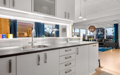 Niels - 1.3Km from the Sea: Cucina, Controsoffitto, Interior Design, Elettrodomestico Da Cucina, Pavimentazione, Cabinetry, Lavello, Soffitto, Apparecchio Major, Idraulico Fixture
