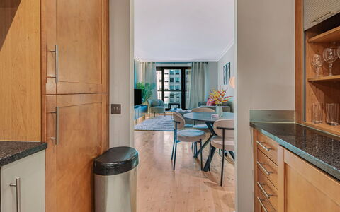 Discovery Apartments: Barca, Corpo D'Acqua, Moto D'Acqua, Barche E Nautica - Macchine E Materiali, Waterway, Canale, Marina, Nave, Architettura Navale, Costiera E Morfologie Oceanic