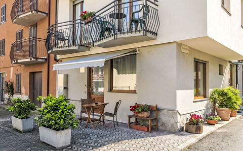 Mimi: Vaso Di Fiori, Porta, Balcone, Pianta Della Casa, Appartamento, Tenda, Dipingere