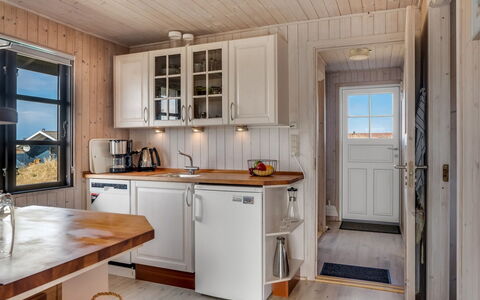 Eida - 400M from the Sea: Legna, Pavimento, Cucina, Color Legno, Latifoglie, Elettrodomestico Da Cucina, Controsoffitto, Cabinetry, Apparecchio Major, Lavello