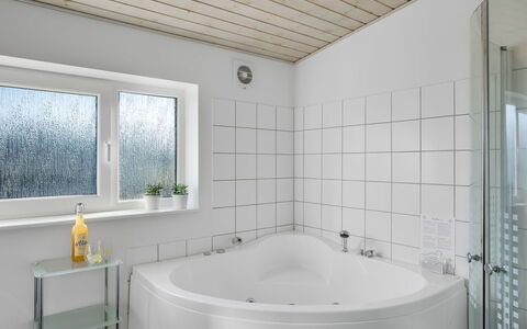 Annakarin - 1.2Km from the Sea: Idraulico Fixture, Interior Design, Bagno, Vasca Da Bagno, Pavimentazione, Soffitto, Pavimento, Rubinetto, Idraulico, Camera